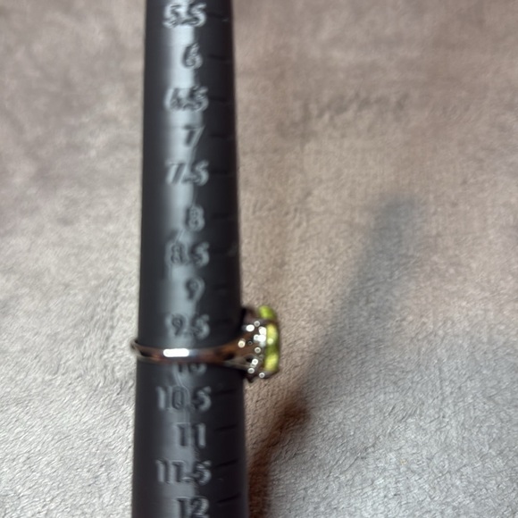 💚Elegant Silver & Green Ring in Gift Box/NWOT💚 - Picture 4 of 6